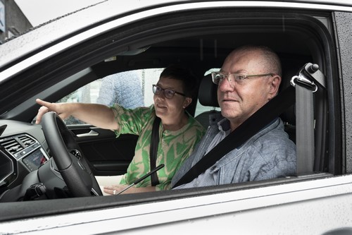 foto van Jan Geerits aan het stuur en Inge Claessens als passagier in de auto