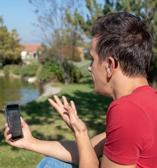Dove persoon gebruikt smartphone in het park