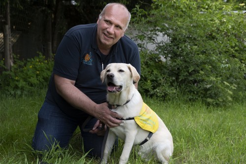 Marc van Gelder met assistentiehond