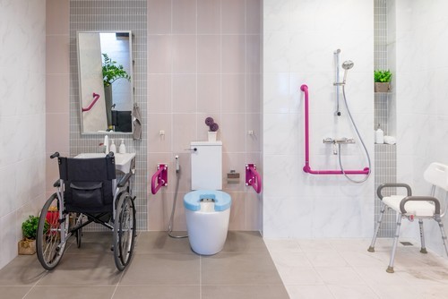 foto van een aangepaste badkamer: douche met handgreep en onderrijdbare wastafel
