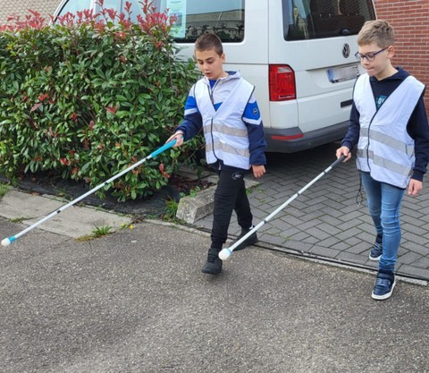 Miraç en Maarten op stap met de witte stok